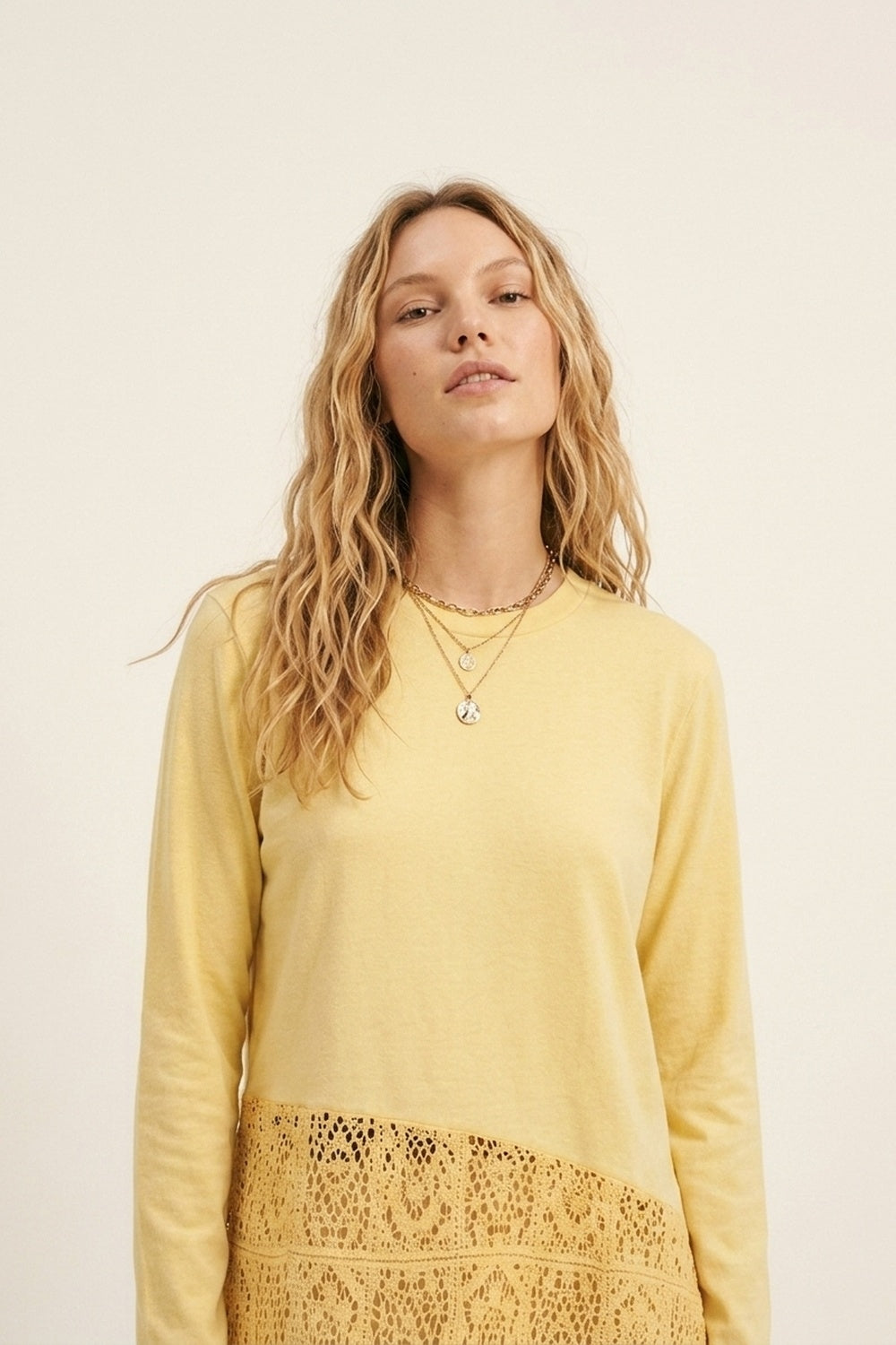 top con inserto in crochet e orlo asimmetrico in giallo
