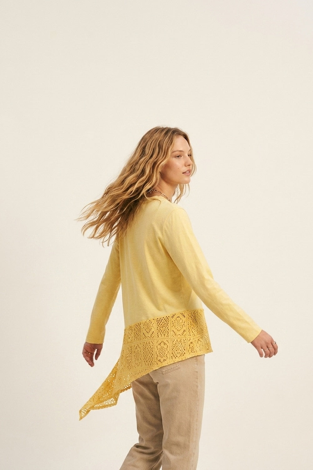 Q2 top con inserto in crochet e orlo asimmetrico in giallo