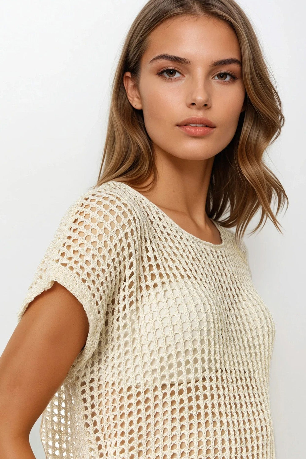 Top con maniche scese in maglia aperta all'uncinetto in beige