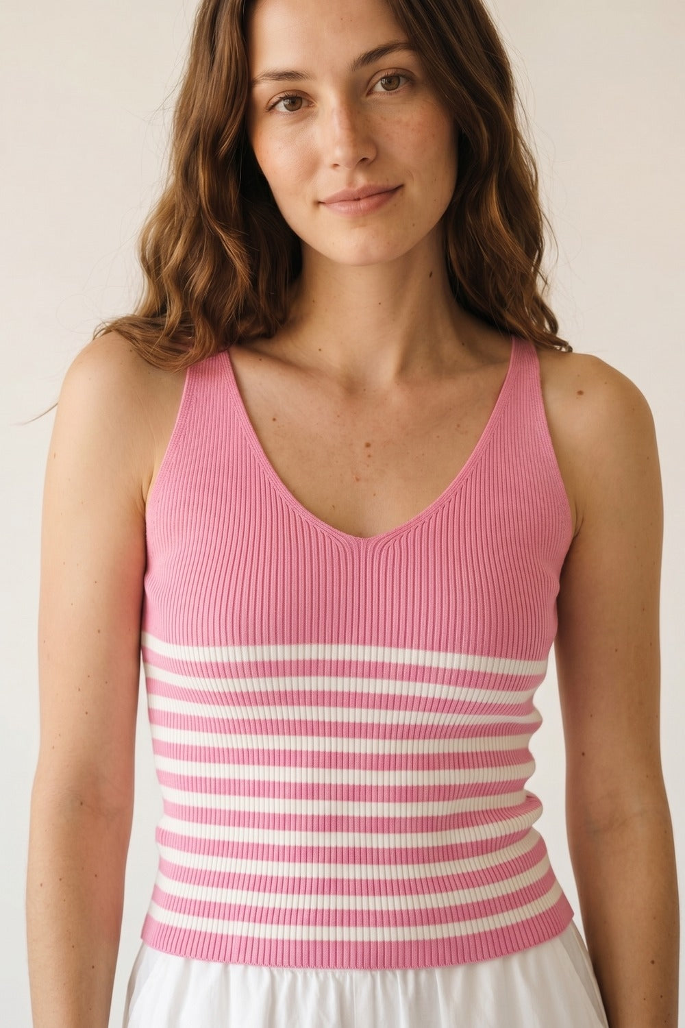 Top corto a canotta con scollo a V a righe rosa e bianche in maglia a coste