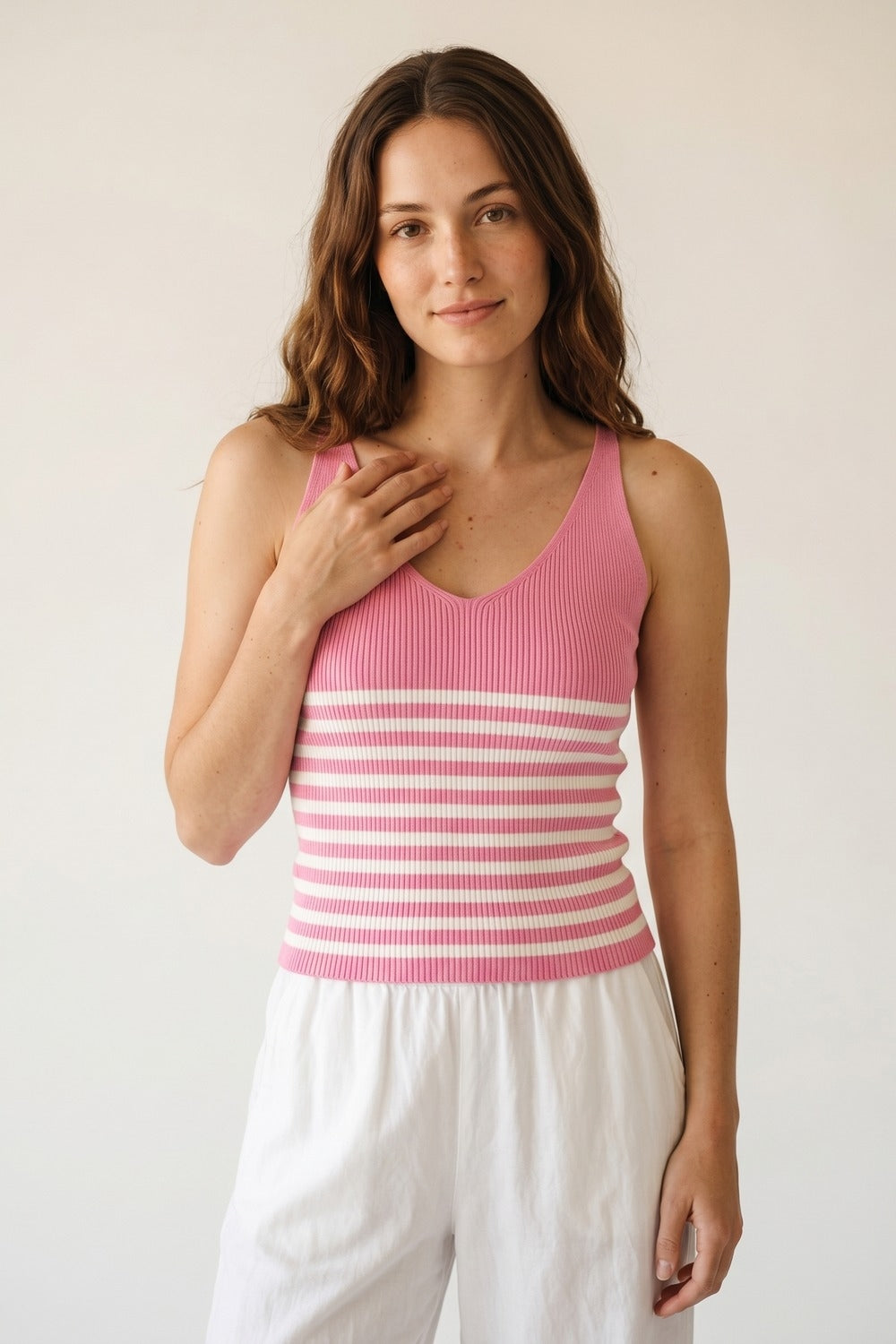 Top corto a canotta con scollo a V a righe rosa e bianche in maglia a coste