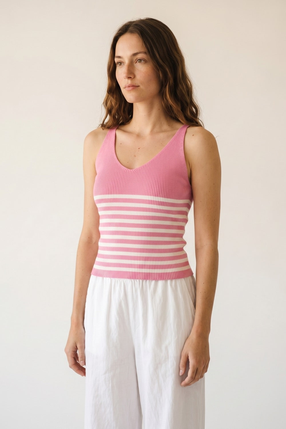 Top corto a canotta con scollo a V a righe rosa e bianche in maglia a coste