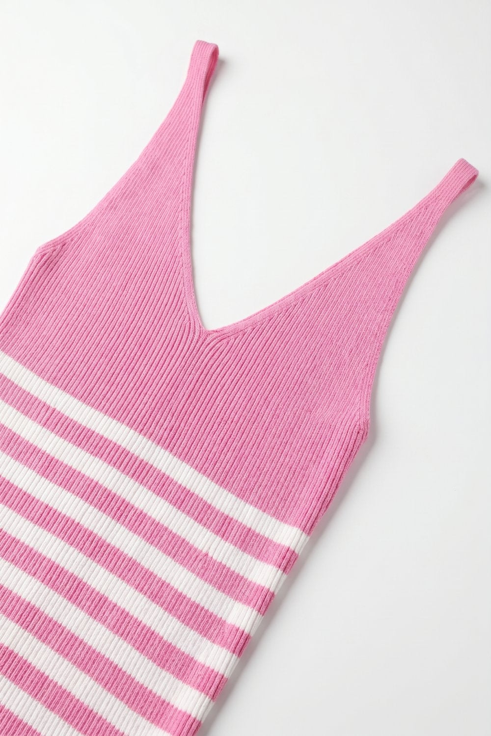 Top corto a canotta con scollo a V a righe rosa e bianche in maglia a coste