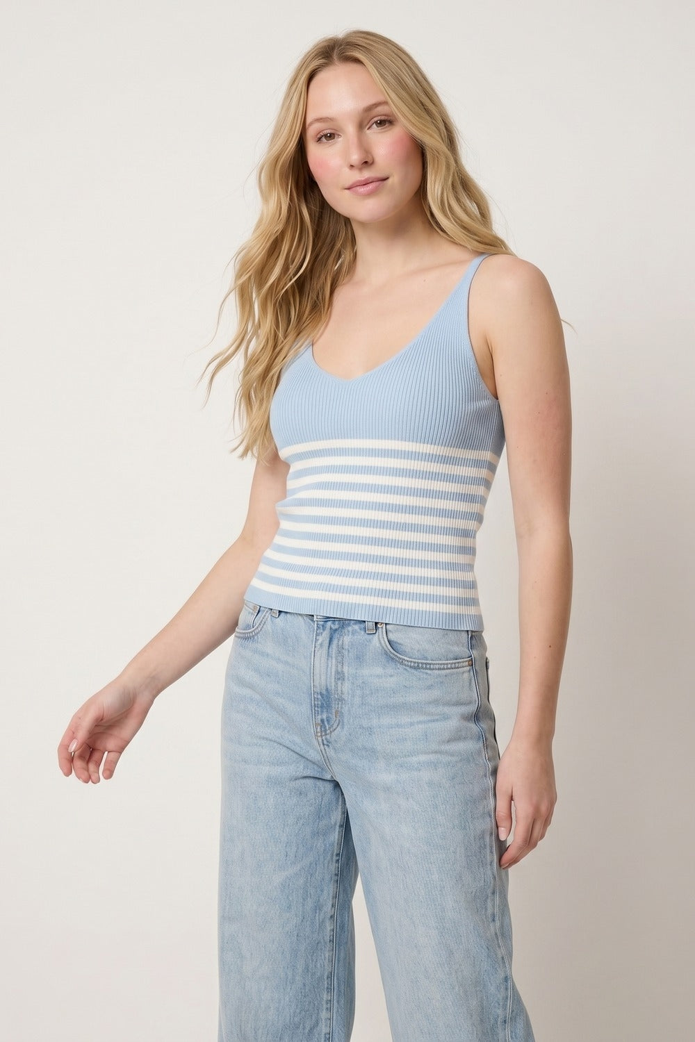 Top corto a canotta in maglia a costine con scollo a V a righe bianche e azzurre
