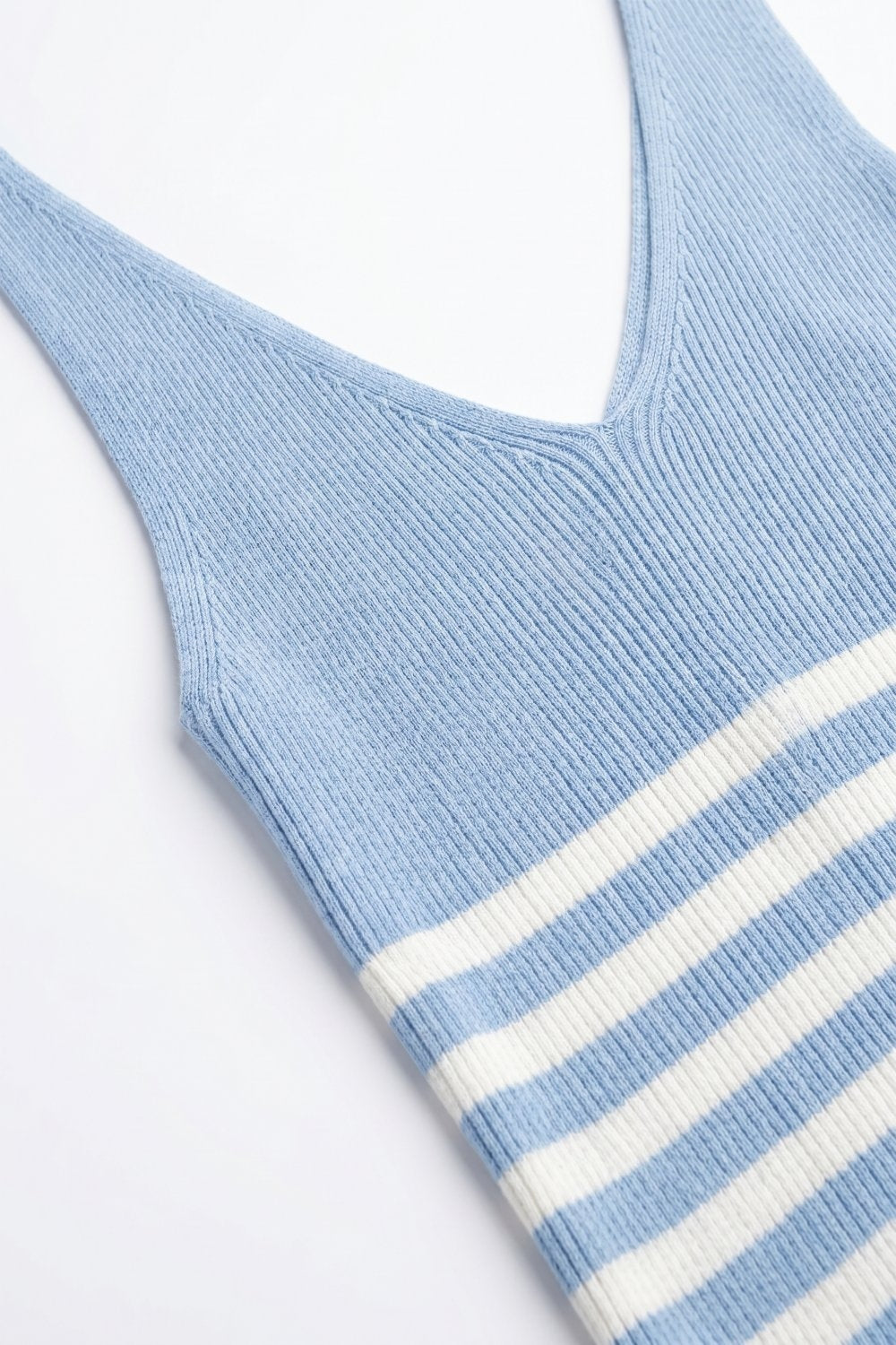 Top corto a canotta in maglia a costine con scollo a V a righe bianche e azzurre
