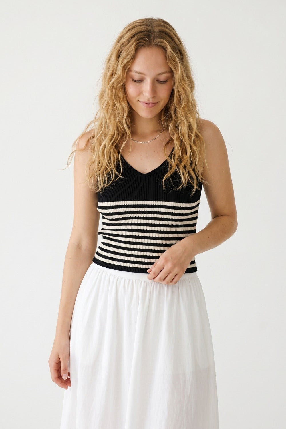 Top corto aderente a costine con scollo a V e strisce nere