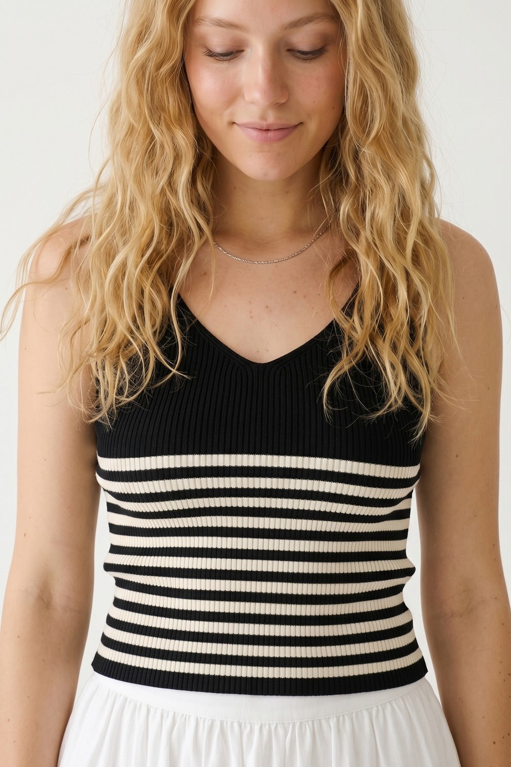 Top corto aderente a costine con scollo a V e strisce nere