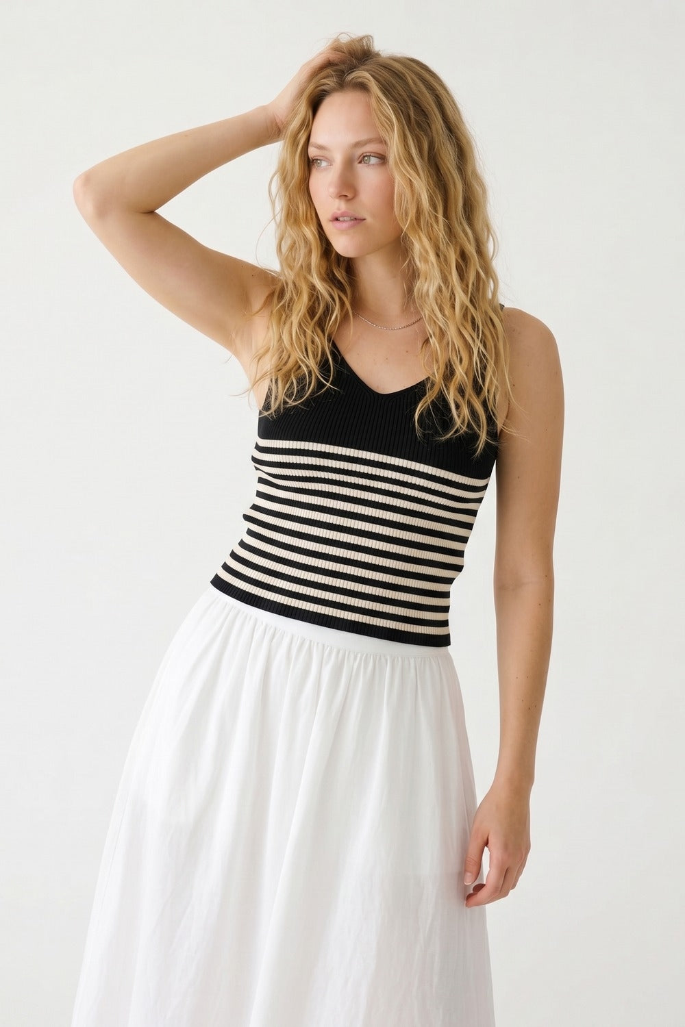 Top corto aderente a costine con scollo a V e strisce nere