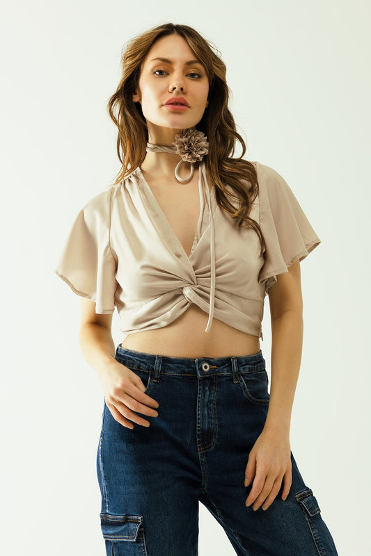 Q2 top corto Beige con scollo a V maniche corte e dettaglio floreale sul collo