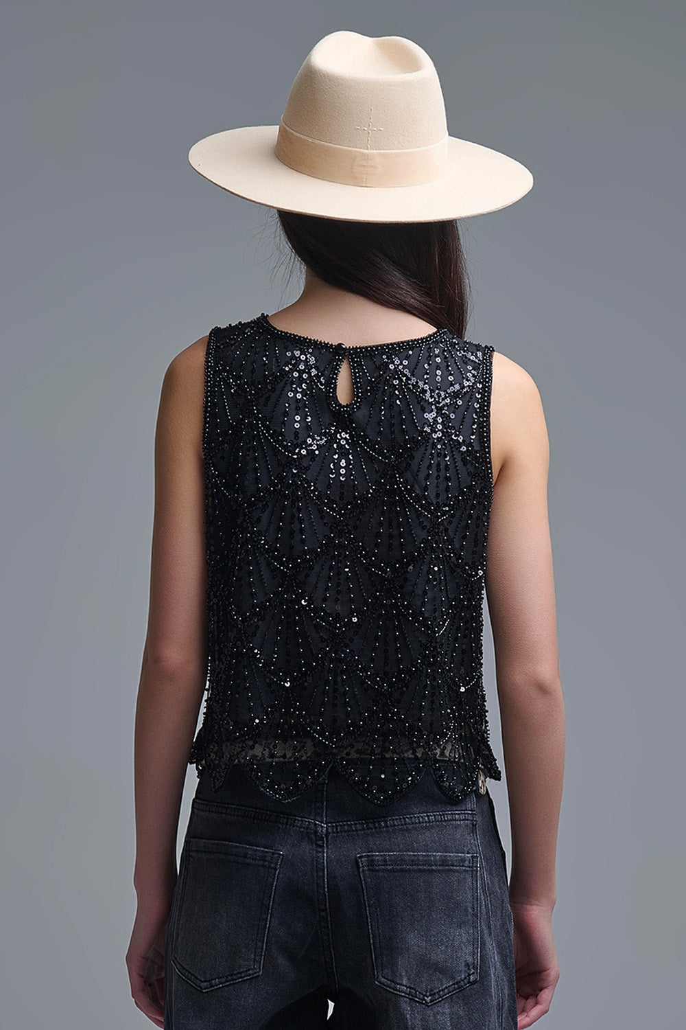 Top corto con paillettes nere chic