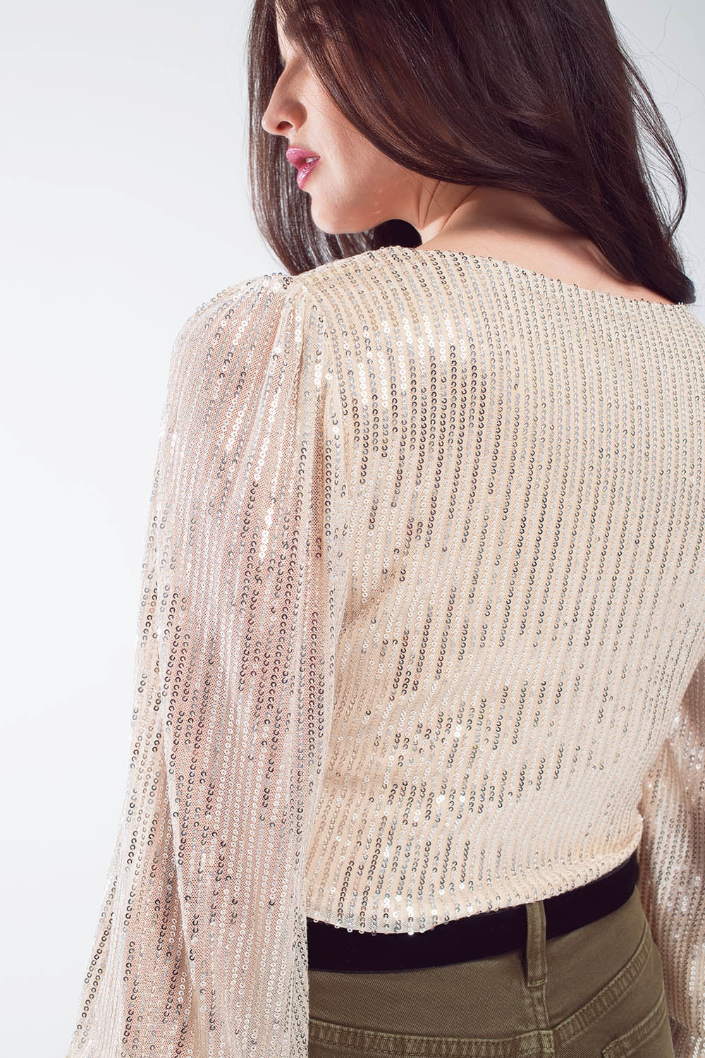 Top cropped a maniche lunghe in paillettes con scollo a V e design a rombi in bianco perla