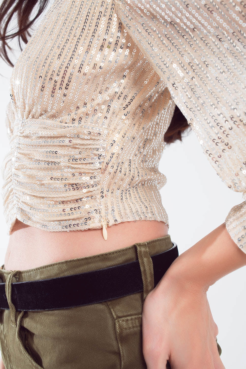 Top cropped a maniche lunghe in paillettes con scollo a V e design a rombi in bianco perla