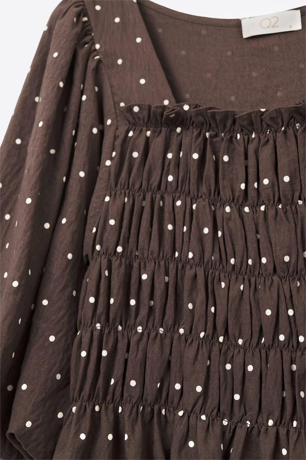 Top cropped chic marrone a pois aderente in vita