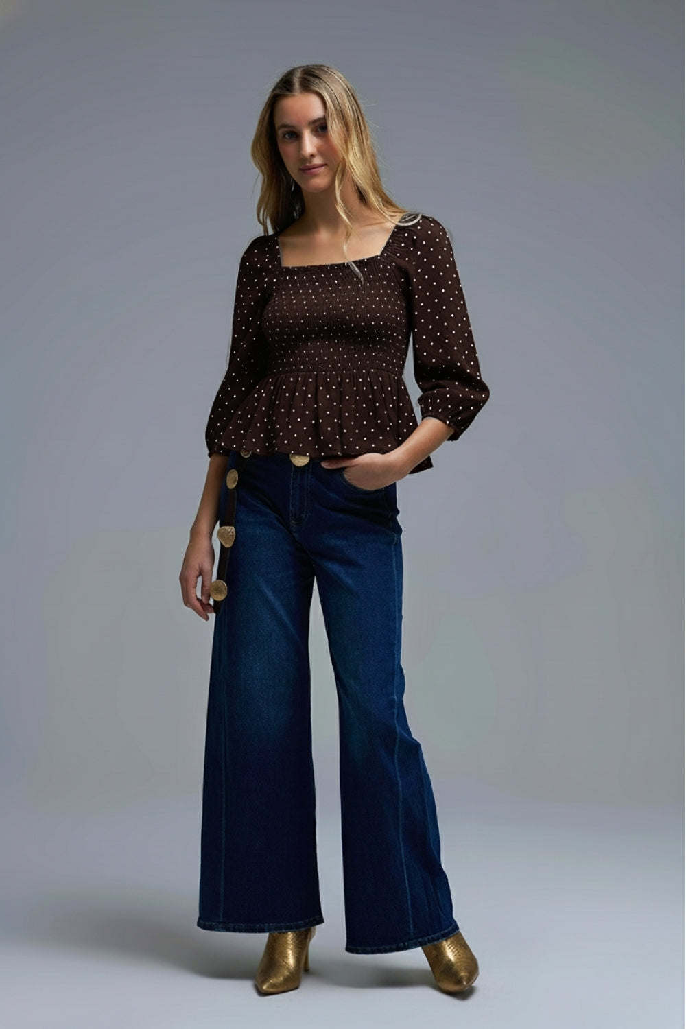 Top cropped chic marrone a pois aderente in vita