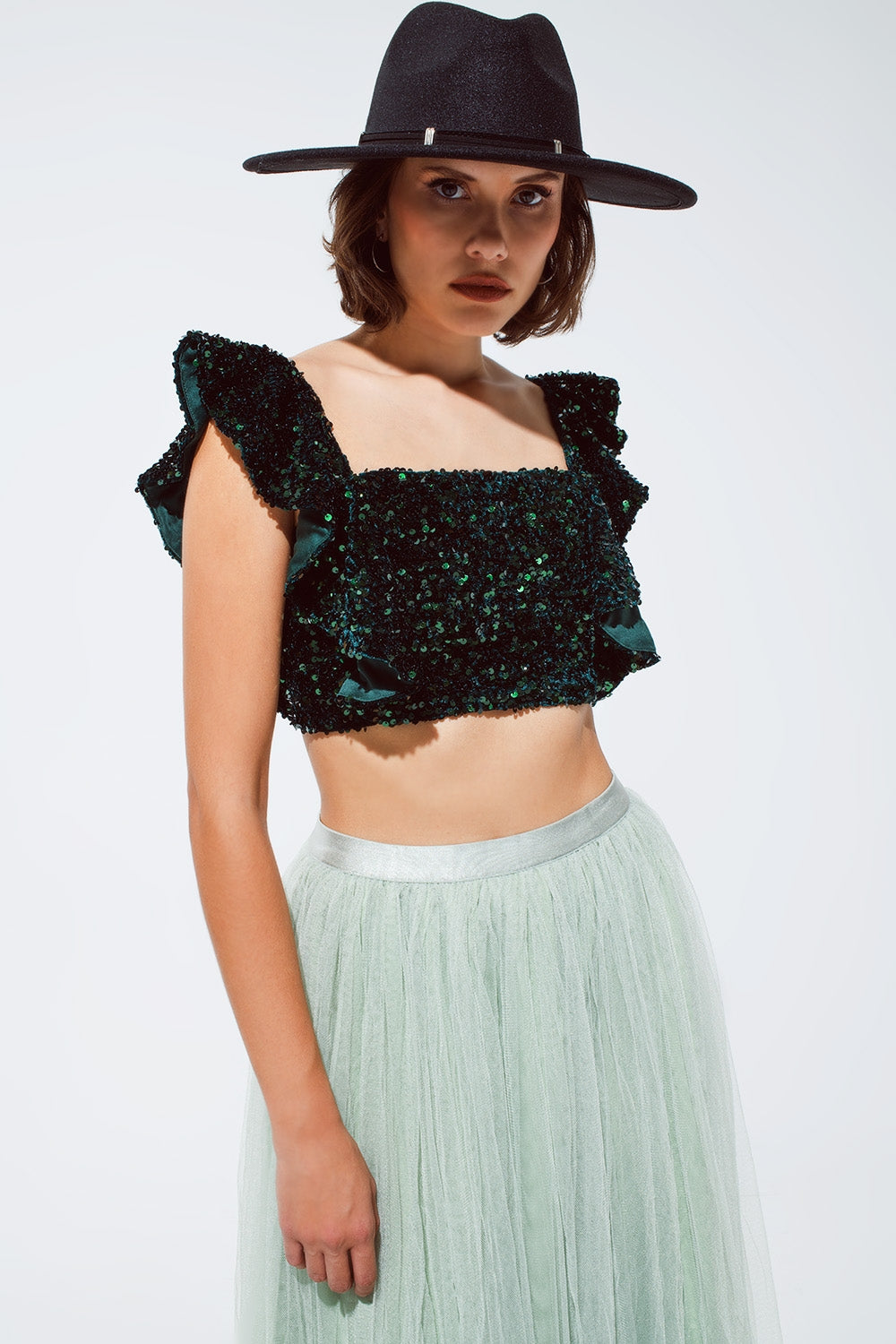 Top cropped in paillettes di colore verde con spalline larghe