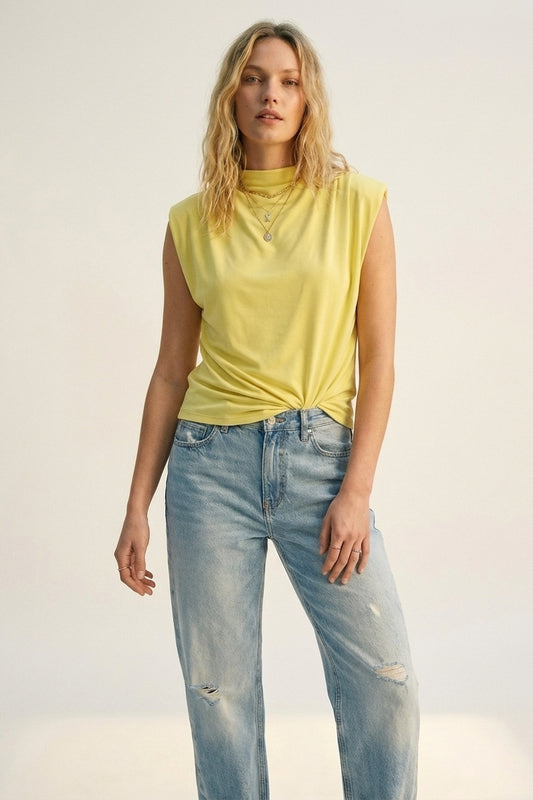 Q2 Top giallo senza maniche asimmetrico e drappeggiato