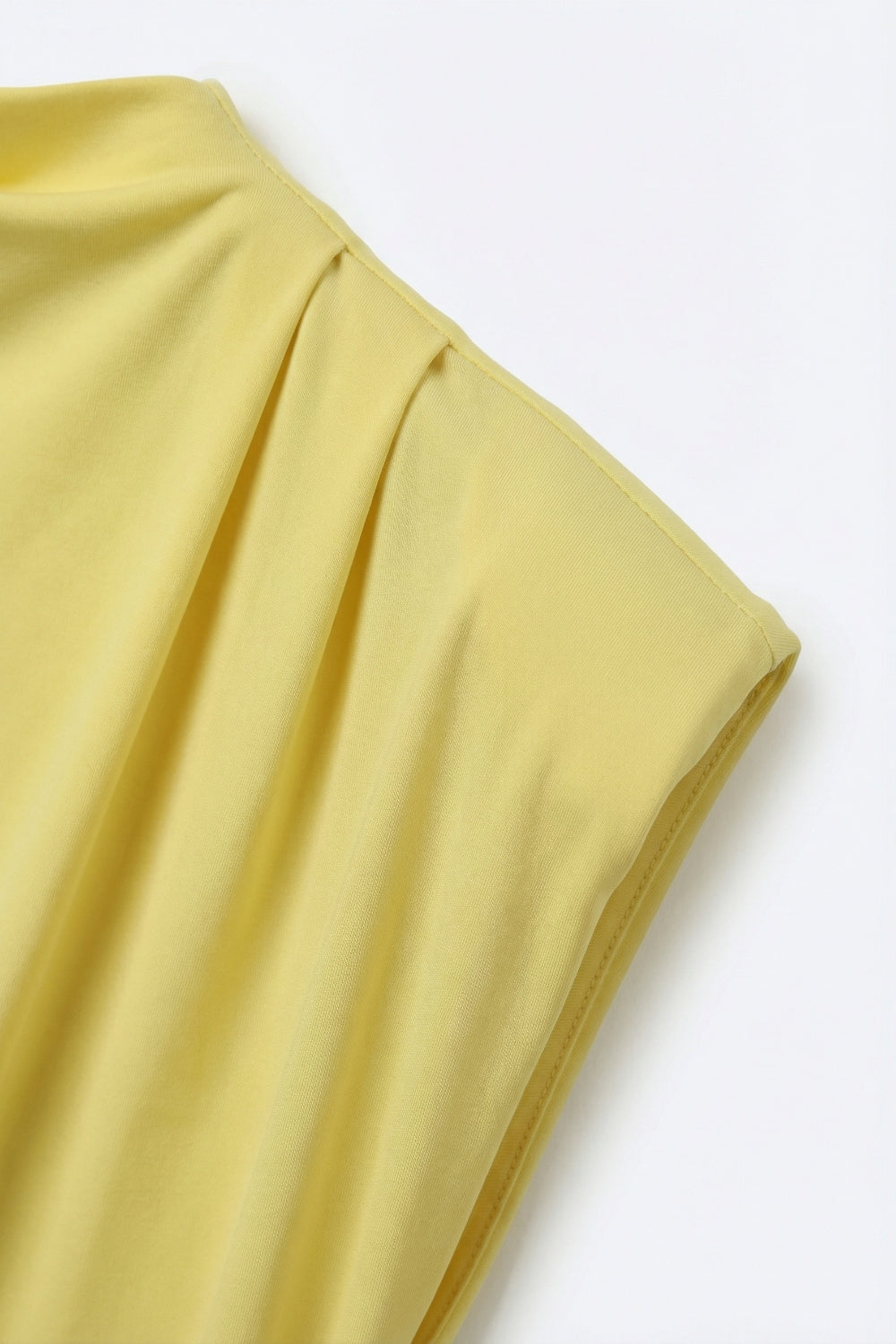 Top giallo senza maniche asimmetrico e drappeggiato