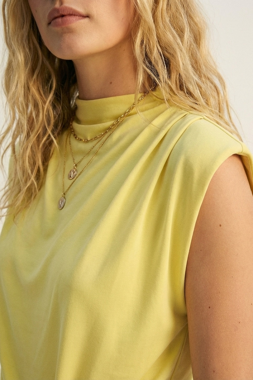 Top giallo senza maniche asimmetrico e drappeggiato