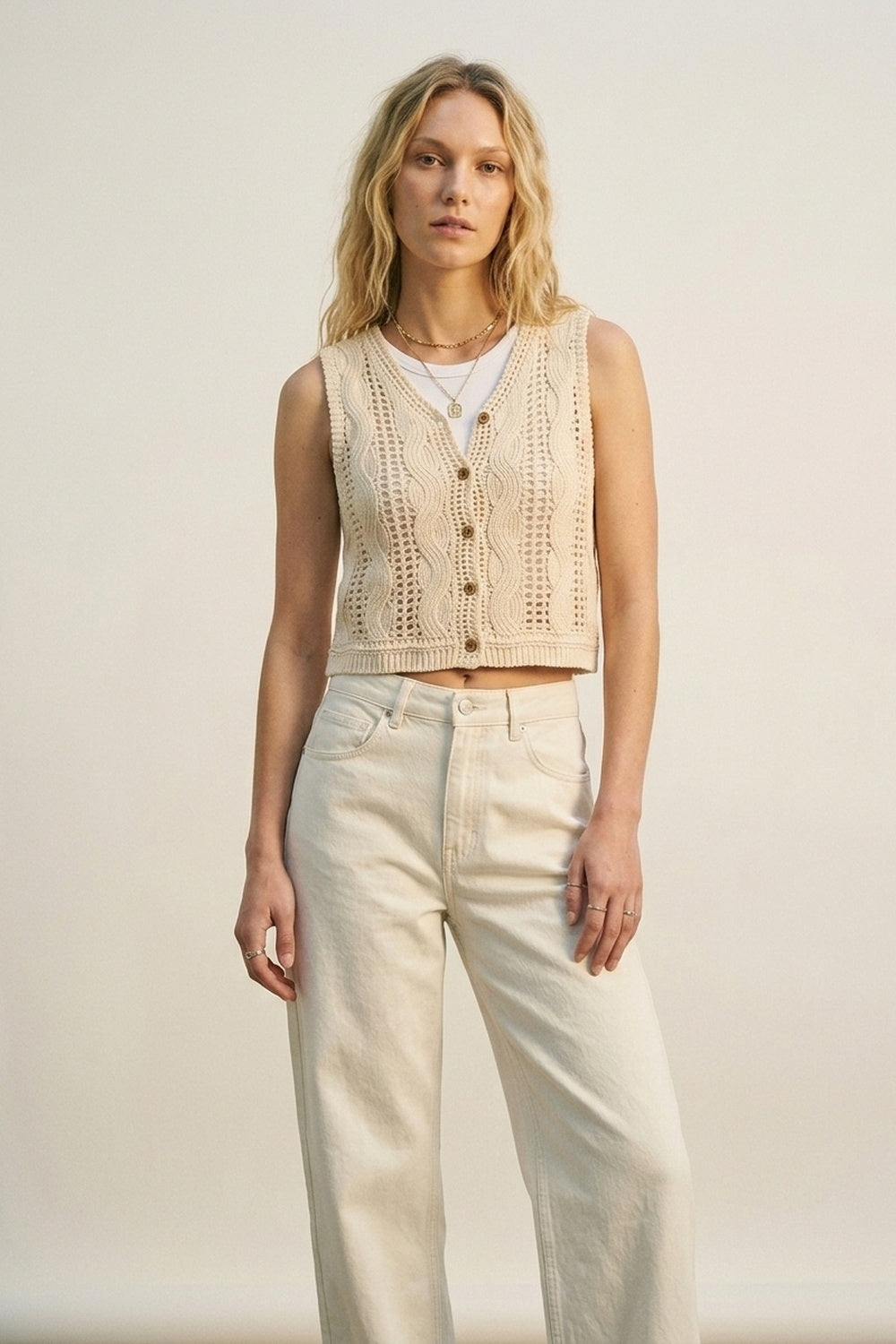 Q2 Top gilet beige in maglia a cavo con bottoni sul davanti