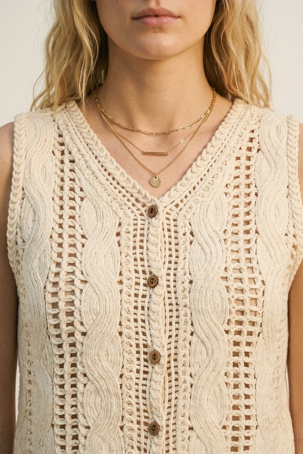 Top gilet beige in maglia a cavo con bottoni sul davanti