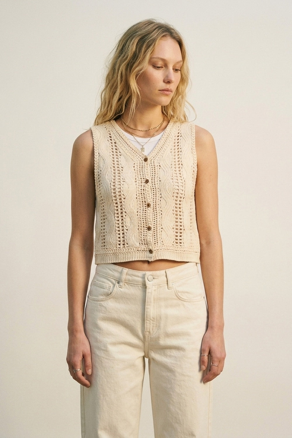 Top gilet beige in maglia a cavo con bottoni sul davanti