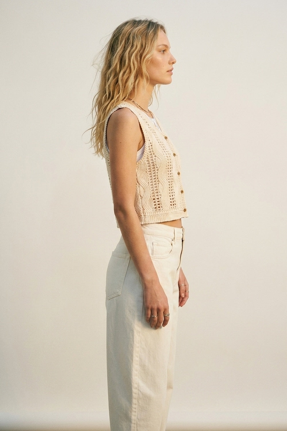 Top gilet beige in maglia a cavo con bottoni sul davanti