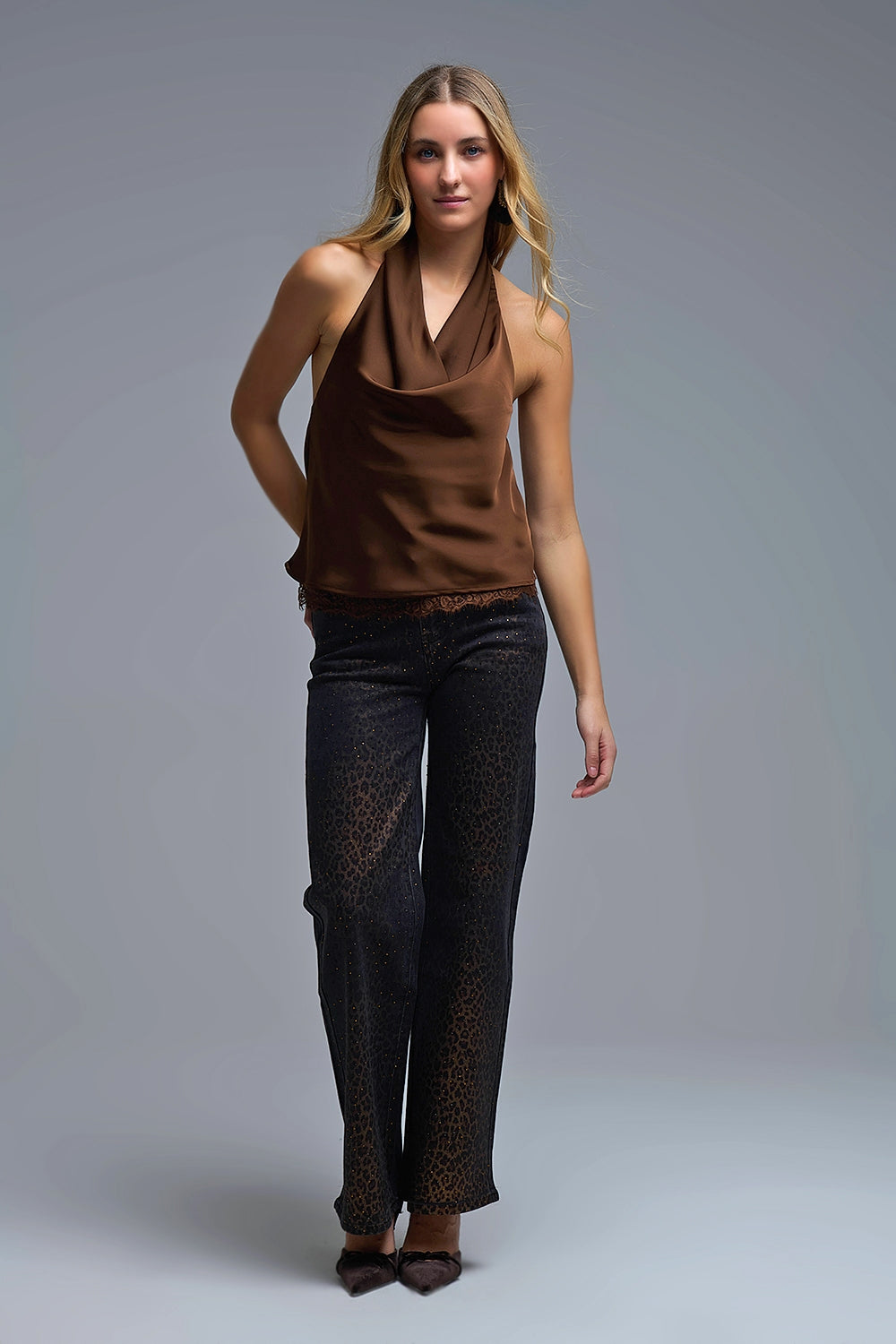 Top Halter in raso marrone con scollo drappeggiato