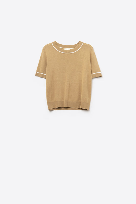 Q2 Top in maglia a maniche corte color cammello con finiture bianche a contrasto