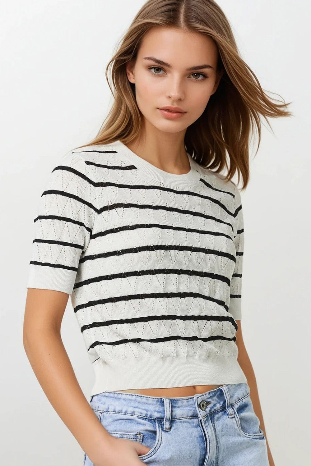 Q2 Top in maglia bianca traforata con maniche corte e righe nere