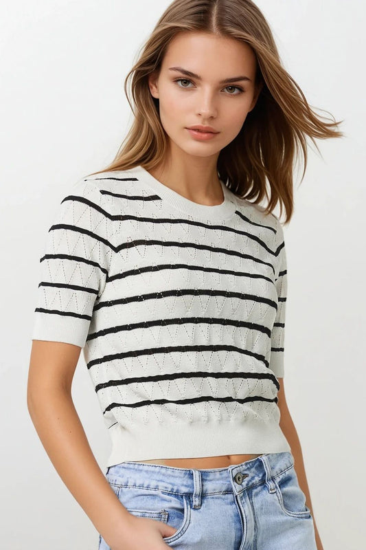 Q2 Top in maglia bianca traforata con maniche corte e righe nere