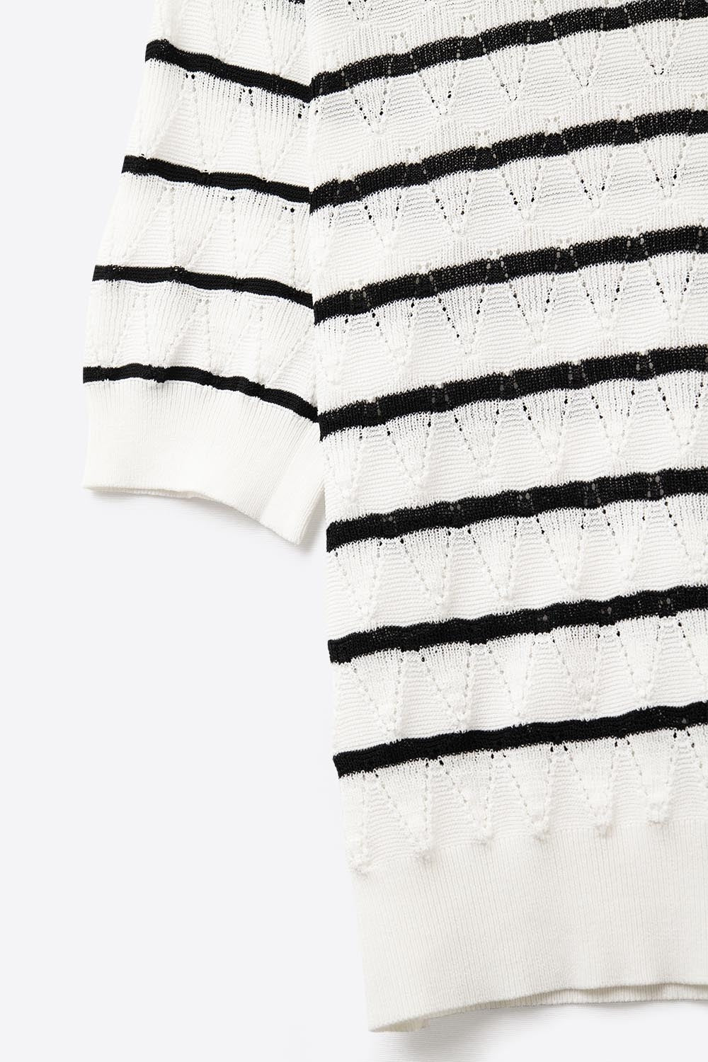 Top in maglia bianca traforata con maniche corte e righe nere
