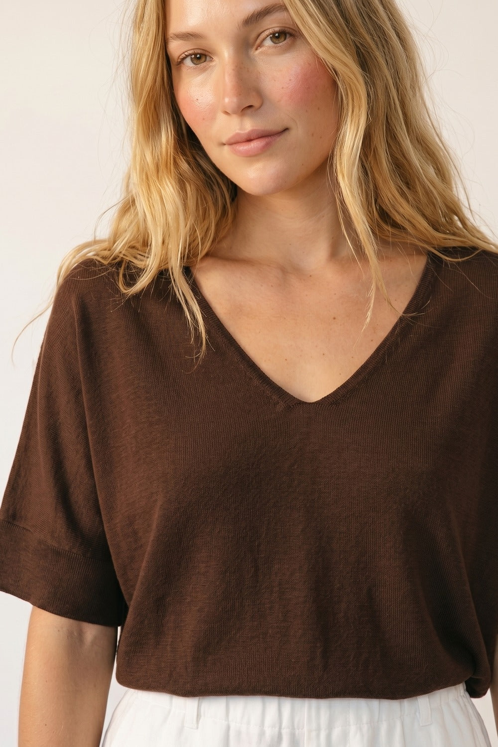 Top in maglia marrone con scollo a V rilassato e maniche corte