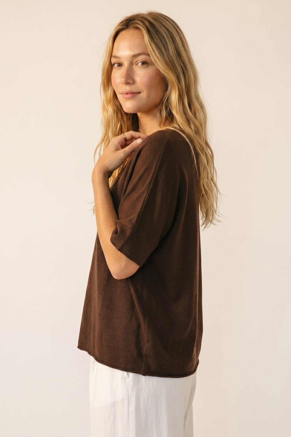 Top in maglia marrone con scollo a V rilassato e maniche corte