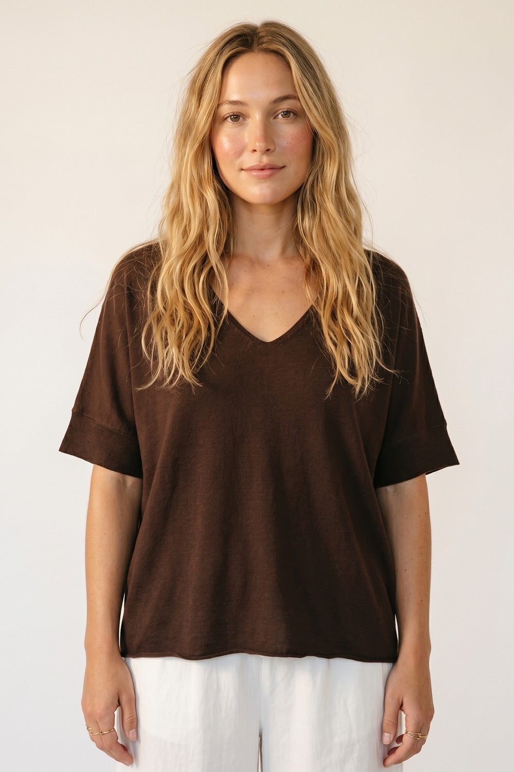 Top in maglia marrone con scollo a V rilassato e maniche corte