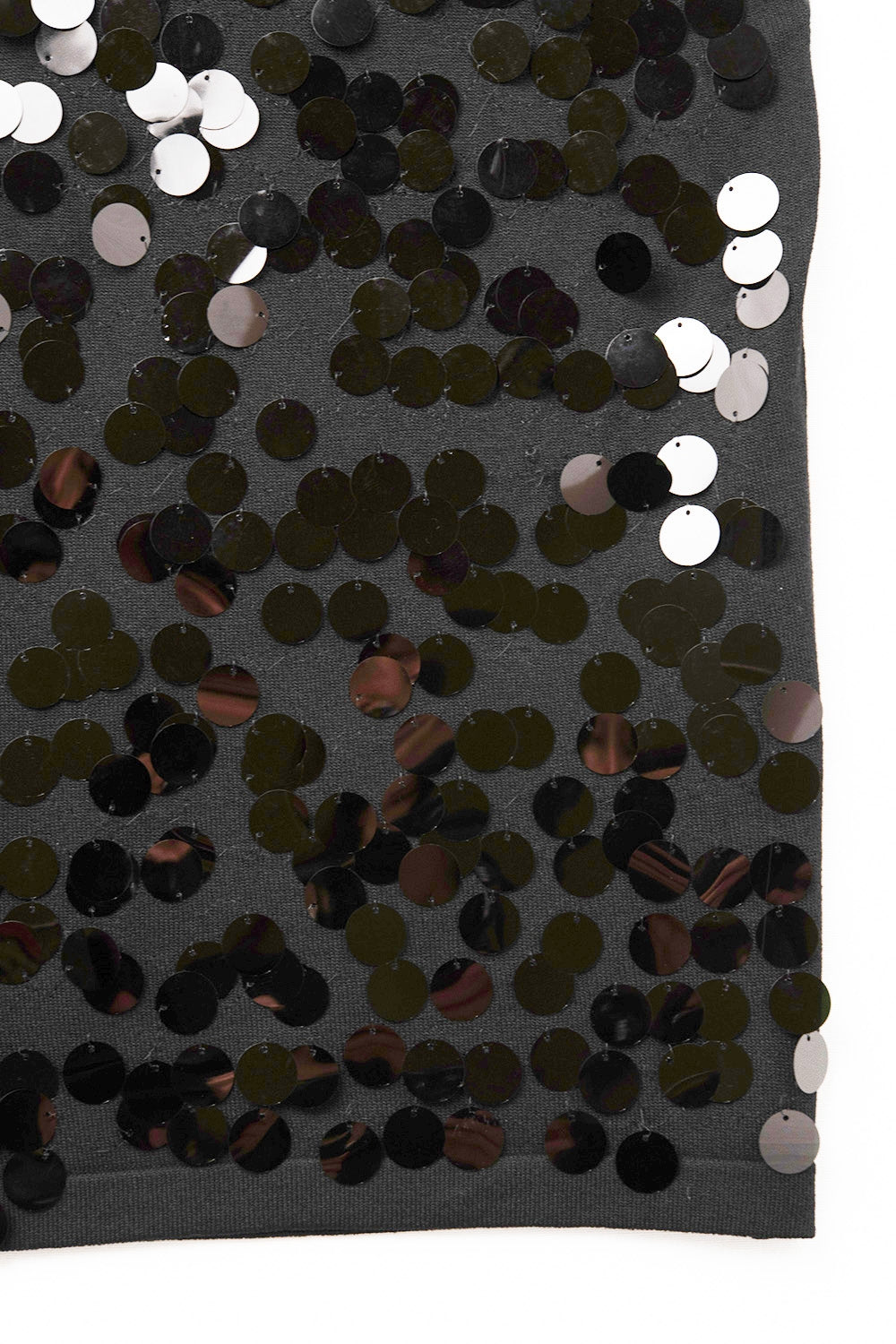 top in maglia nera con dettagli in paillettes