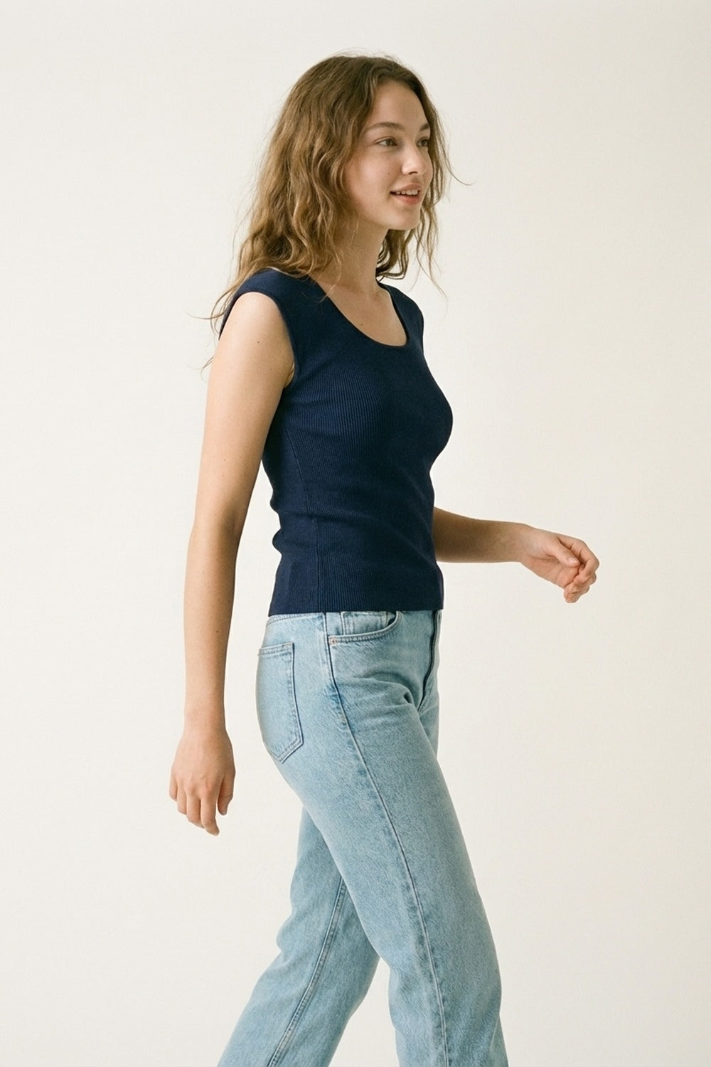 Top in maglia senza maniche a coste blu navy per stratificare
