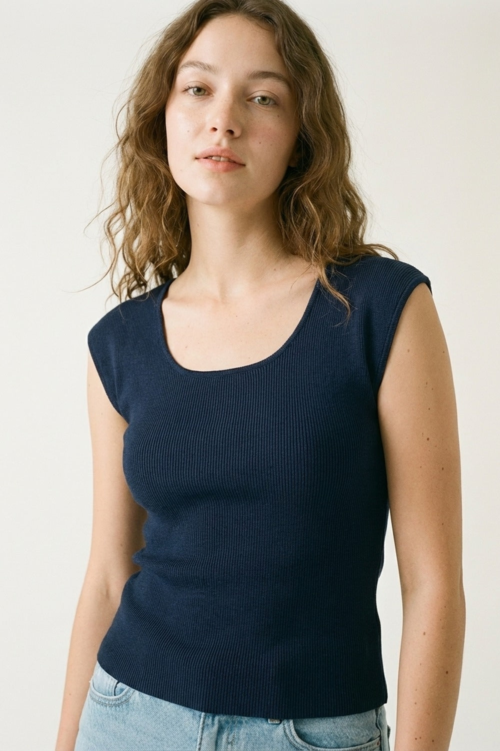 Top in maglia senza maniche a coste blu navy per stratificare