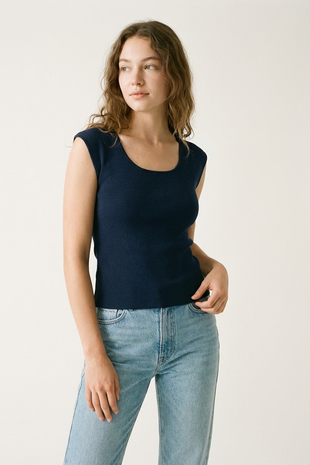 Top in maglia senza maniche a coste blu navy per stratificare