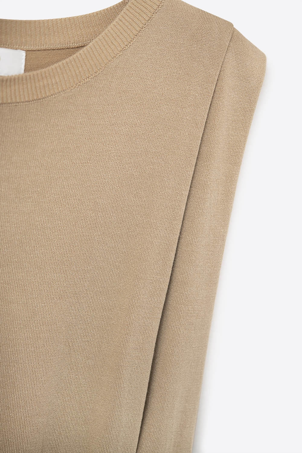 Top in maglia senza maniche con spalle drappeggiate in cammello
