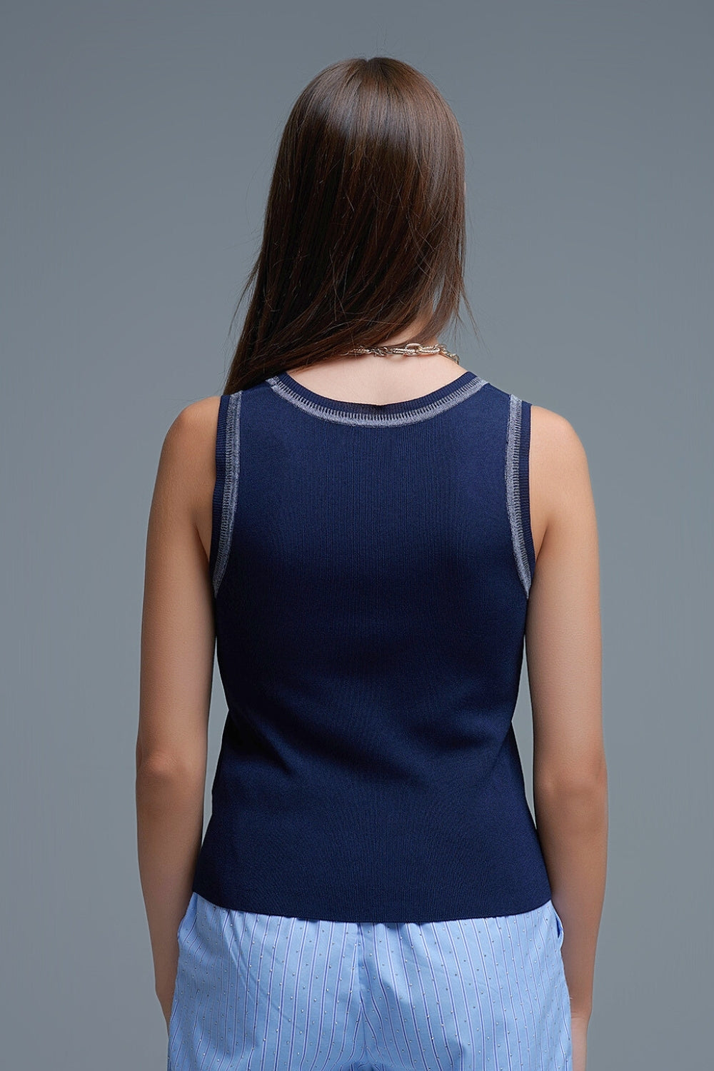 Top in maglia senza maniche navy con finiture metalliche