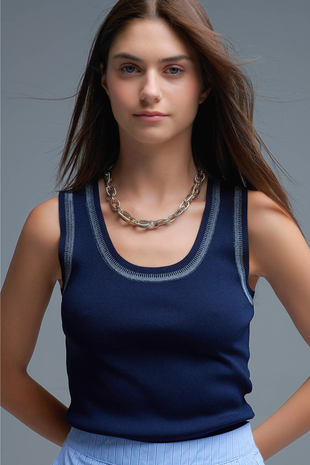 Top in maglia senza maniche navy con finiture metalliche