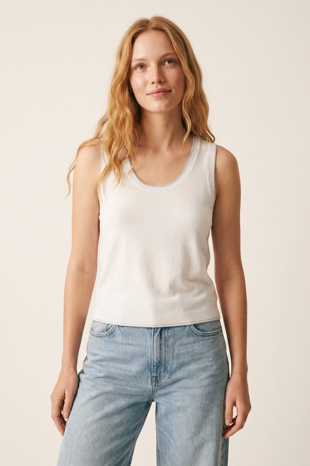 Top in Maglia Sottile Bianca con Bordo a Coste Vestibilità Regolare