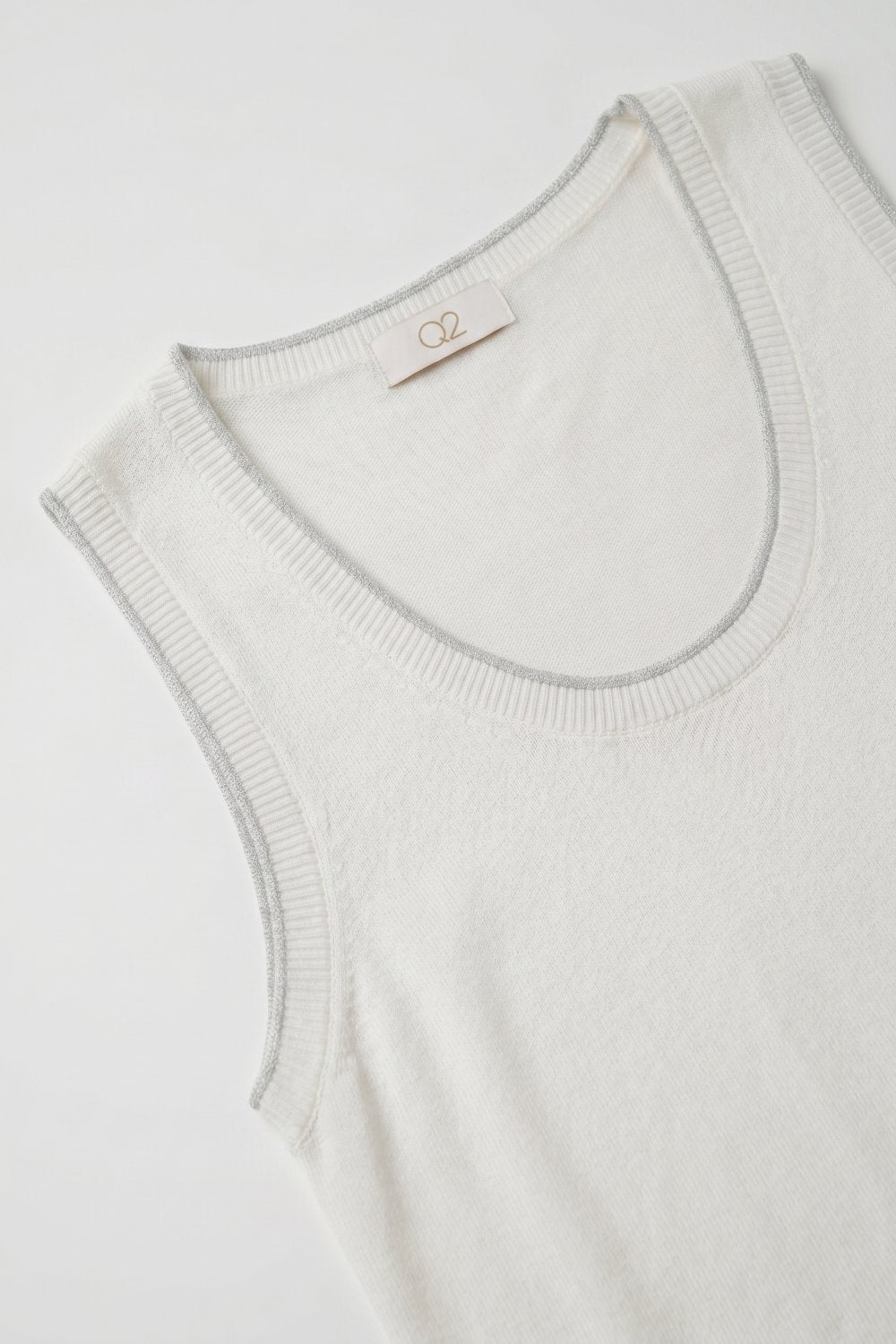 Top in Maglia Sottile Bianca con Bordo a Coste Vestibilità Regolare