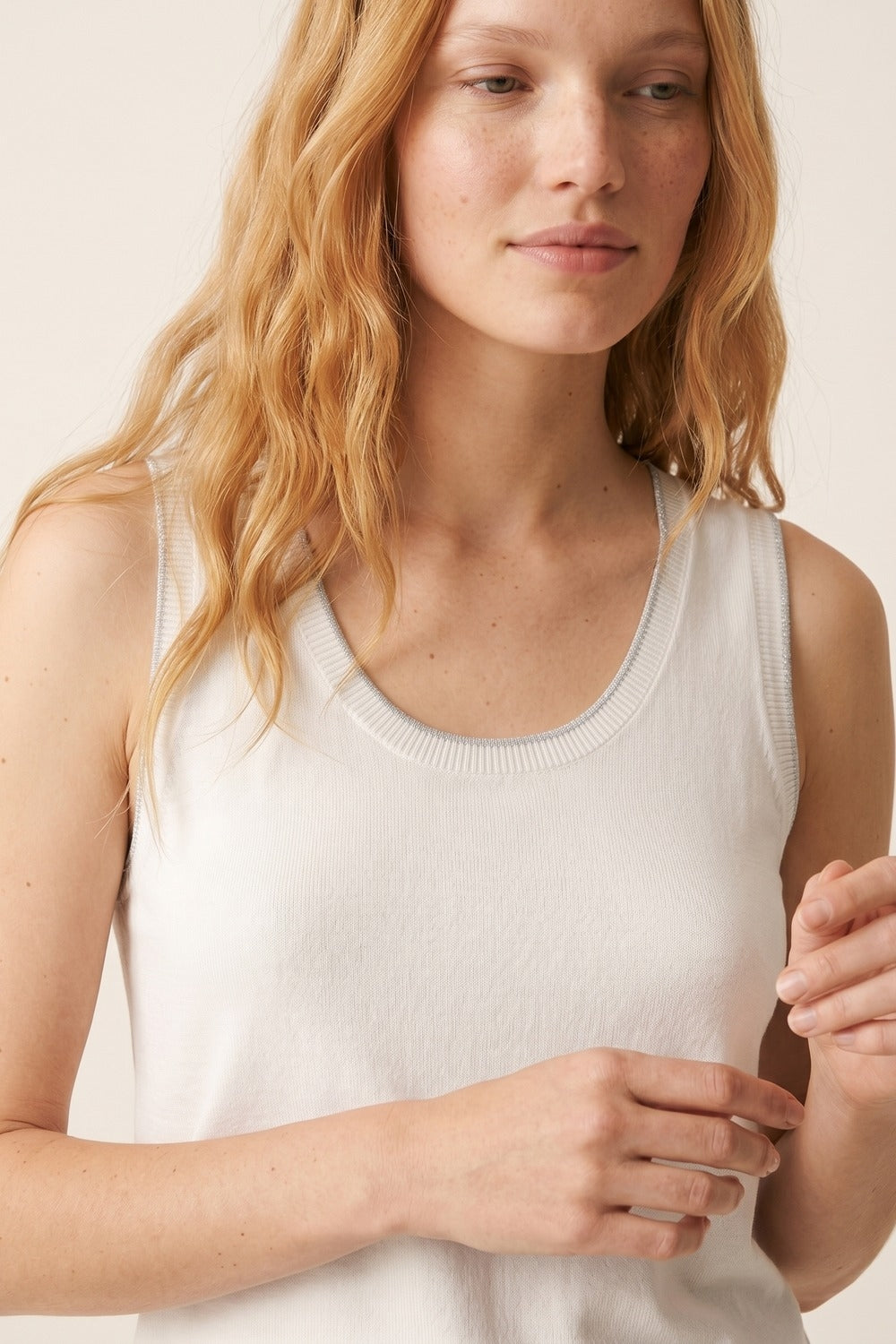 Top in Maglia Sottile Bianca con Bordo a Coste Vestibilità Regolare