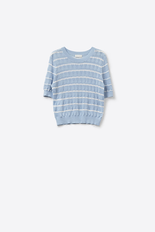Q2 Top in maglia traforata blu cielo con maniche corte e righe bianche