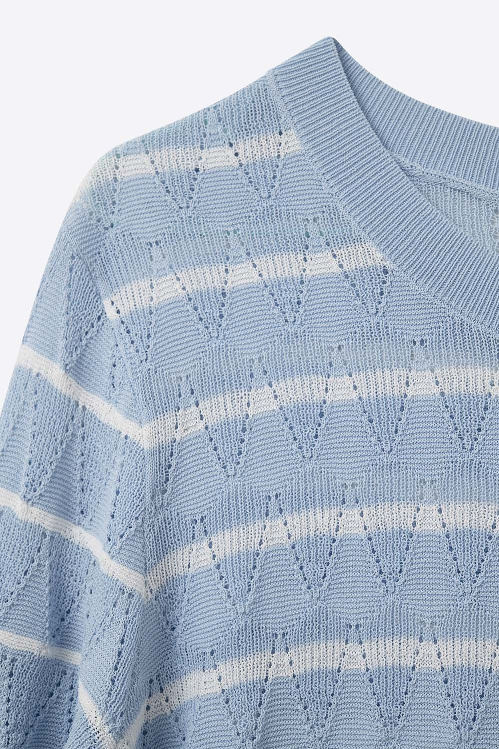 Top in maglia traforata blu cielo con maniche corte e righe bianche