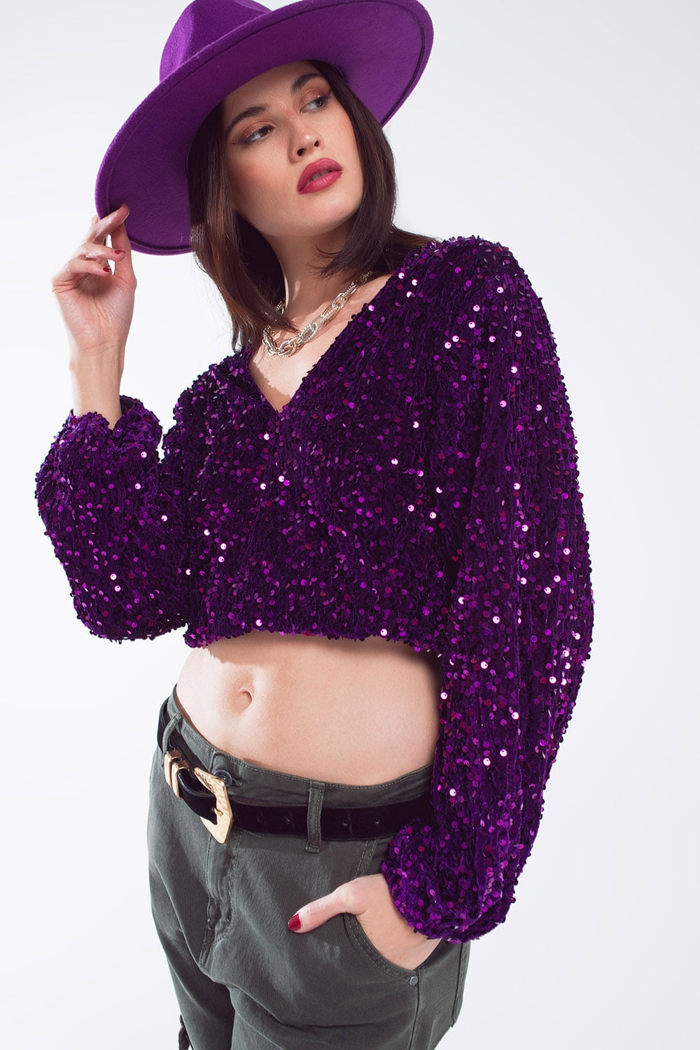 Top in paillettes viola con maniche a palloncino con scollo a V e schiena scoperta