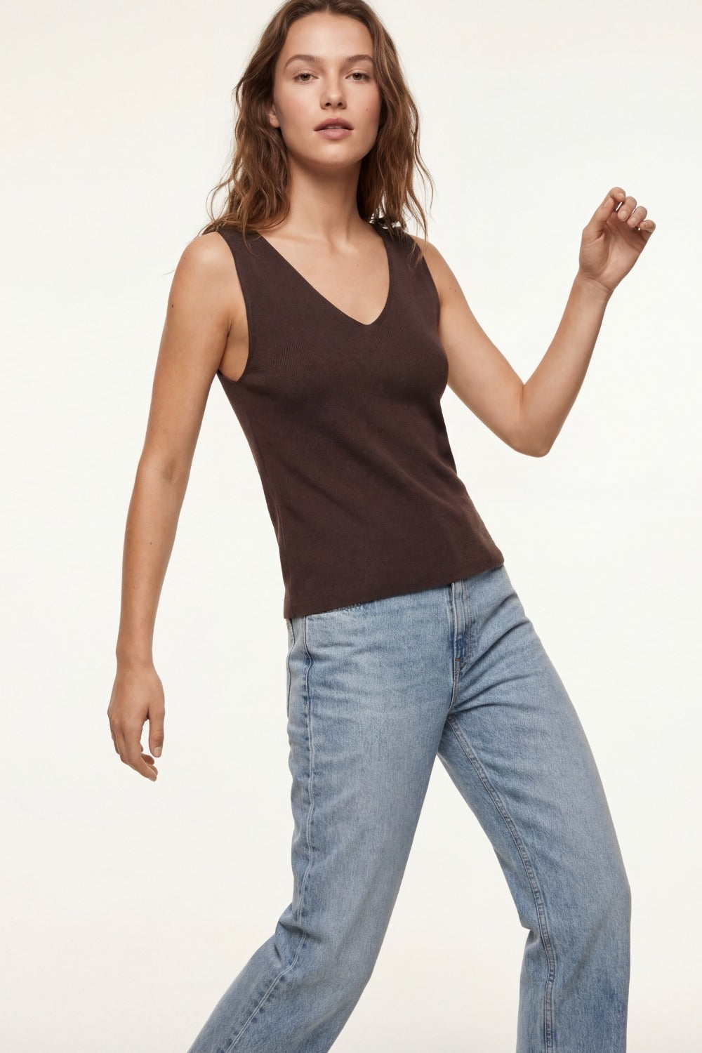 Top marrone con scollo a V e maglia a coste
