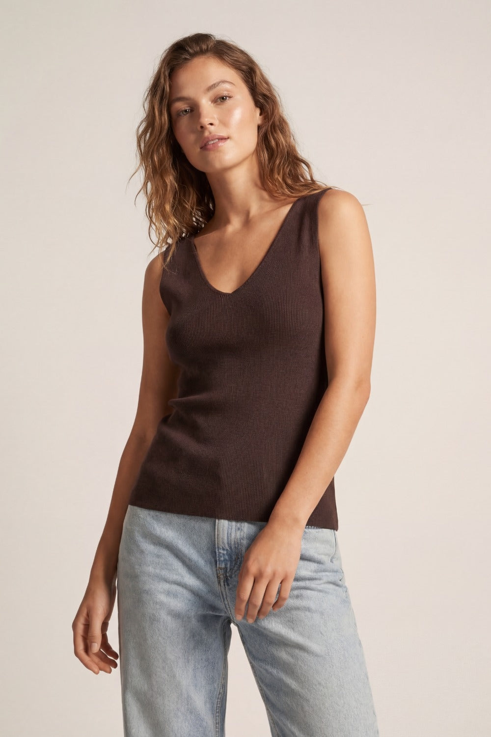 Top marrone con scollo a V e maglia a coste