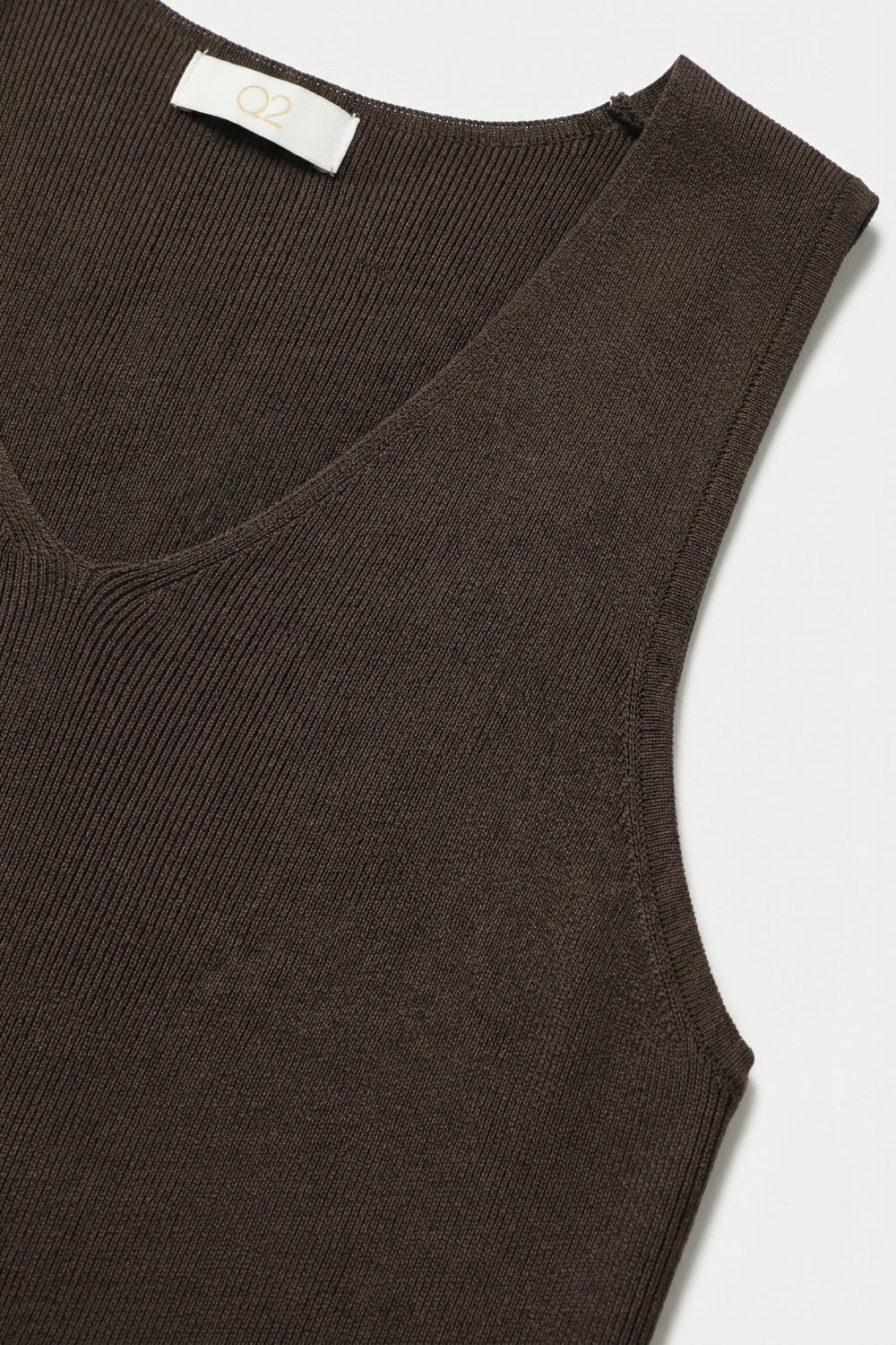 Top marrone con scollo a V e maglia a coste